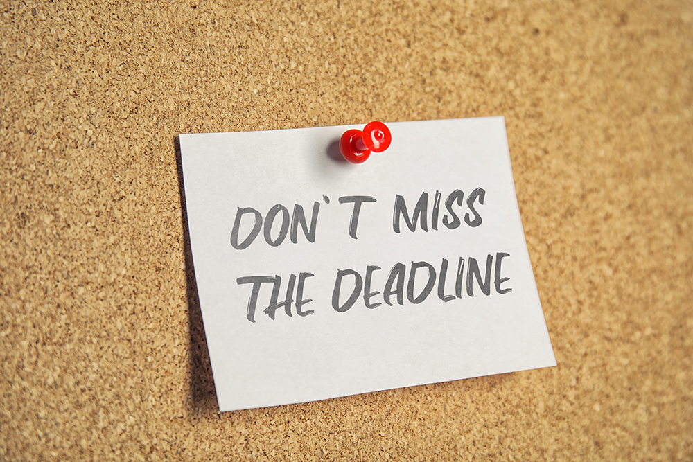 Note with reminder Dont Miss The Deadline attached to cork board