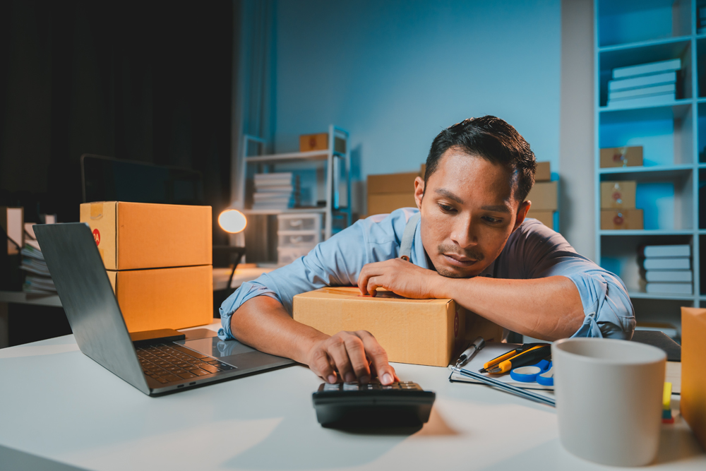 Young male entrepreneur stressed out at poor sales Concept of business man doing e-commerce business on website and social media Sell ​​products online.